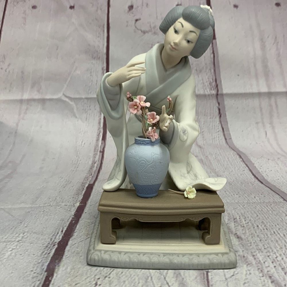 VTG Lladro Geisha Girl Arranging Flowers #4840 Matte Porcelain Figurine 7.75